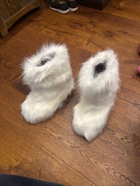 White Faux Fur Boot Slippers Size 10